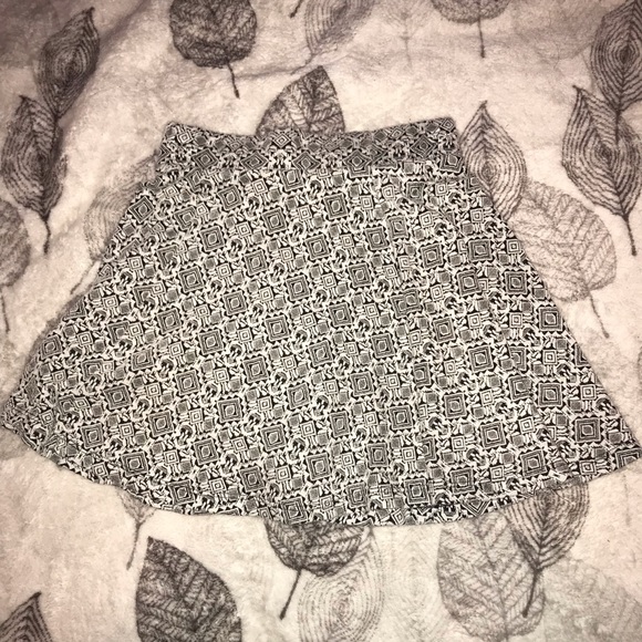 Black and white skirt - Picture 1 of 2